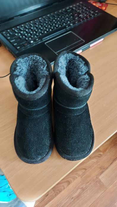 Продам детский комбинезон и уги