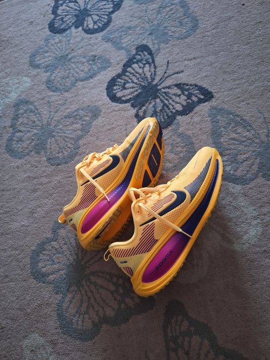 Vând Nike vomero 18