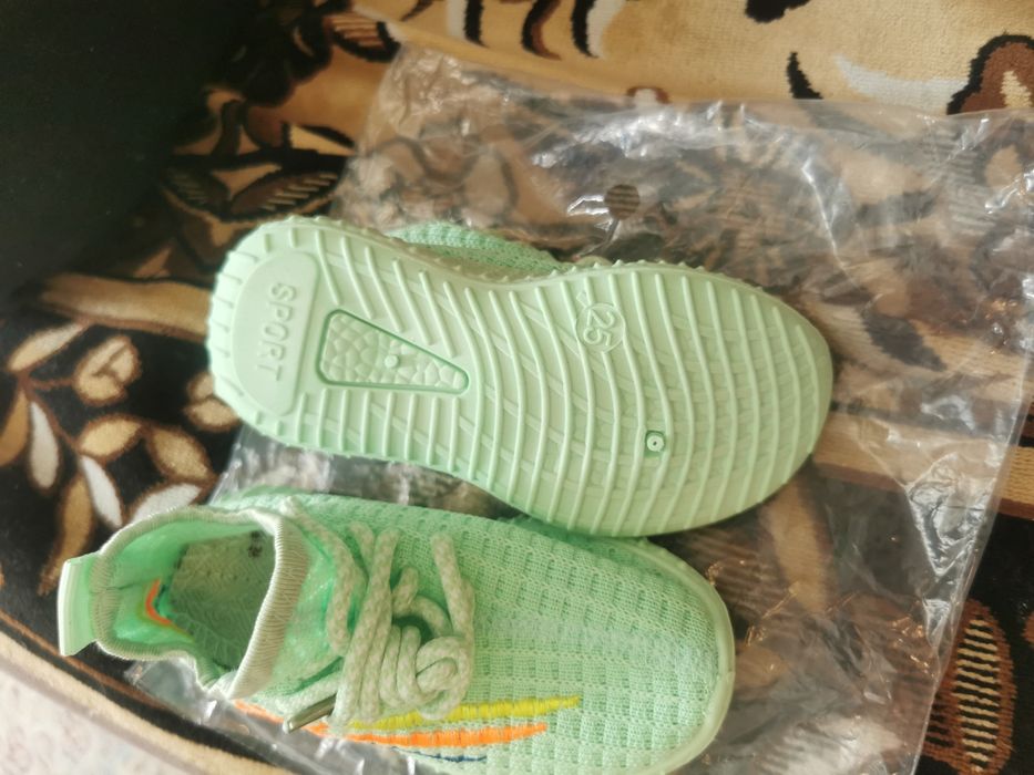 Продам изи детские кроссовки