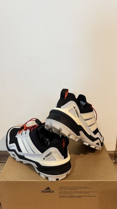 Продават се чисто нови дамски туристически обувки.