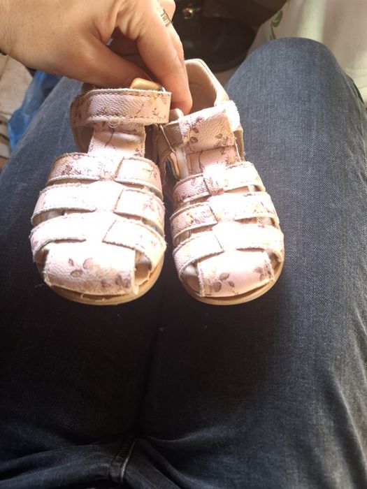 Sandale din piele.