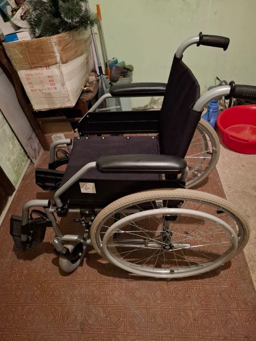 Инвалидная коляска и ходунки для взрослых