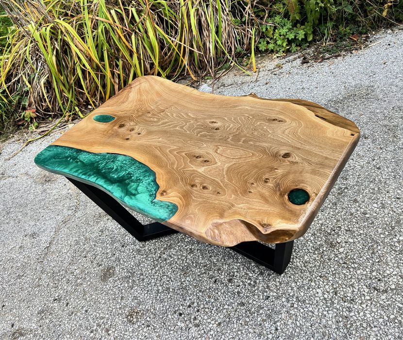 Уникална холна маса от орех и епоксидна смола