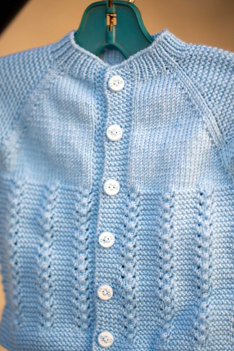 Ръчно плетени детски дрехи.