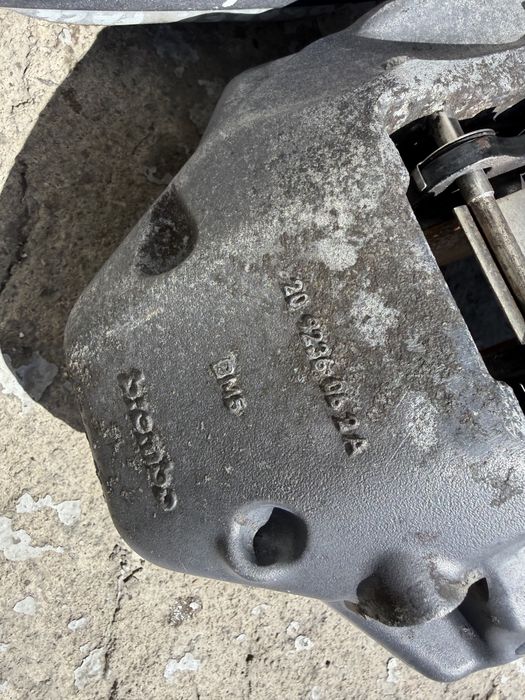 Предни спирачни апарати Brembo 17Z от VW Toureg
