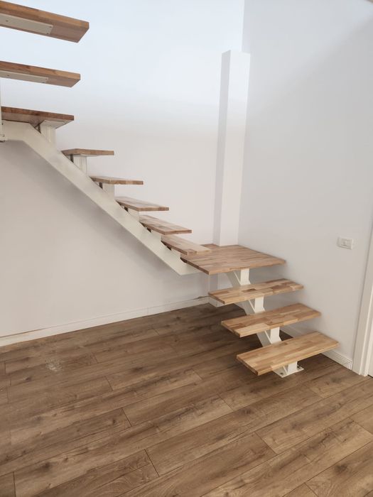 Scari metalice cu trepte de lemn