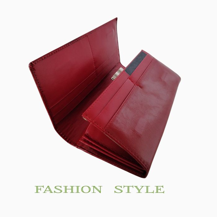 Елегантен дамски лачен портфейл