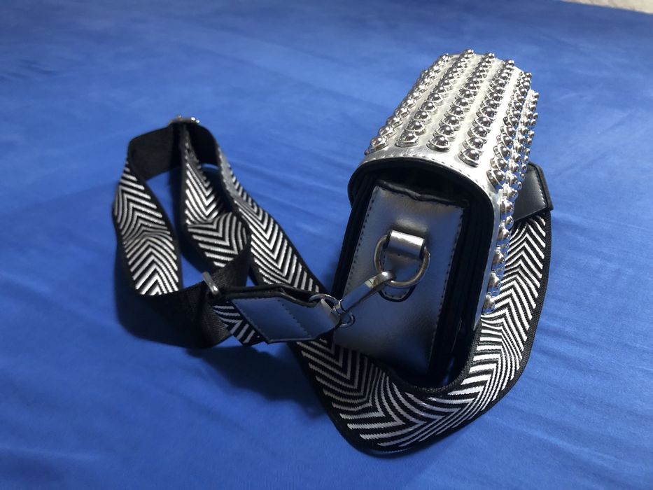 Vand geanta argintie de umar