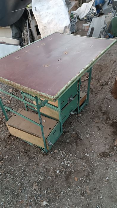 Стол для инструмента.