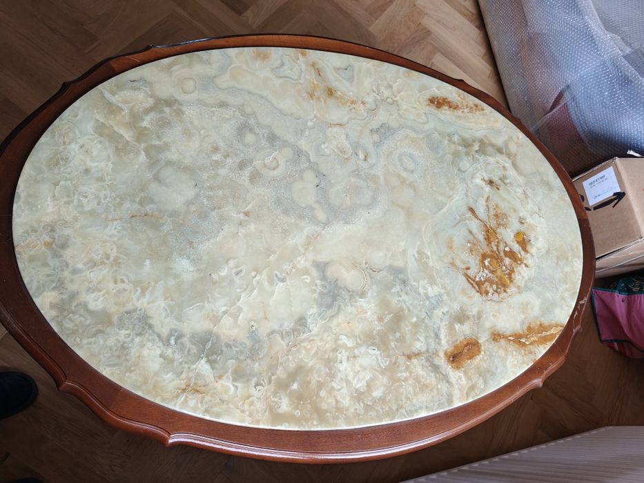 Vând masa antică, ovala, cu placa de marmura