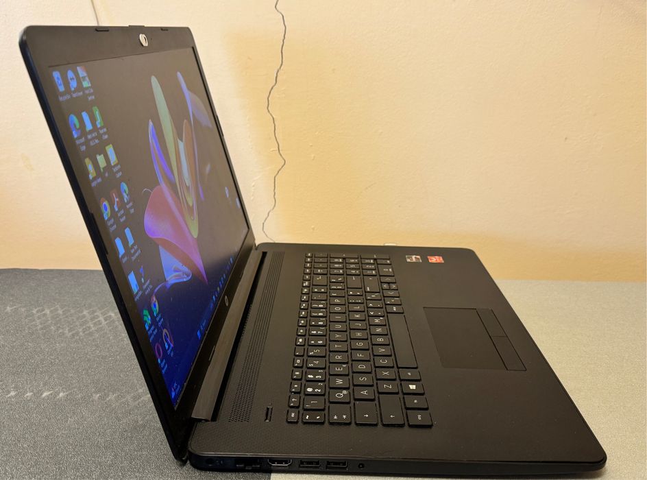 Laptop HP Pavilion 17" AMD Ryzen 5 16 GB RAM video Radeon 3D DVD-R/W