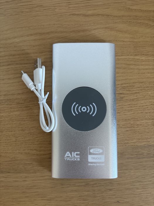 Baterie externa cu incarcare wireless special edition Ford