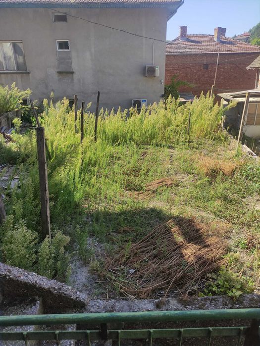 Продават се първи и трети етаж от къща