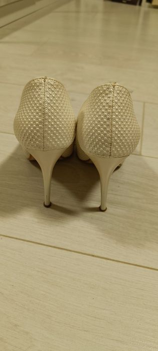 Елегантни дамски обувки на висок ток в перлен цвят