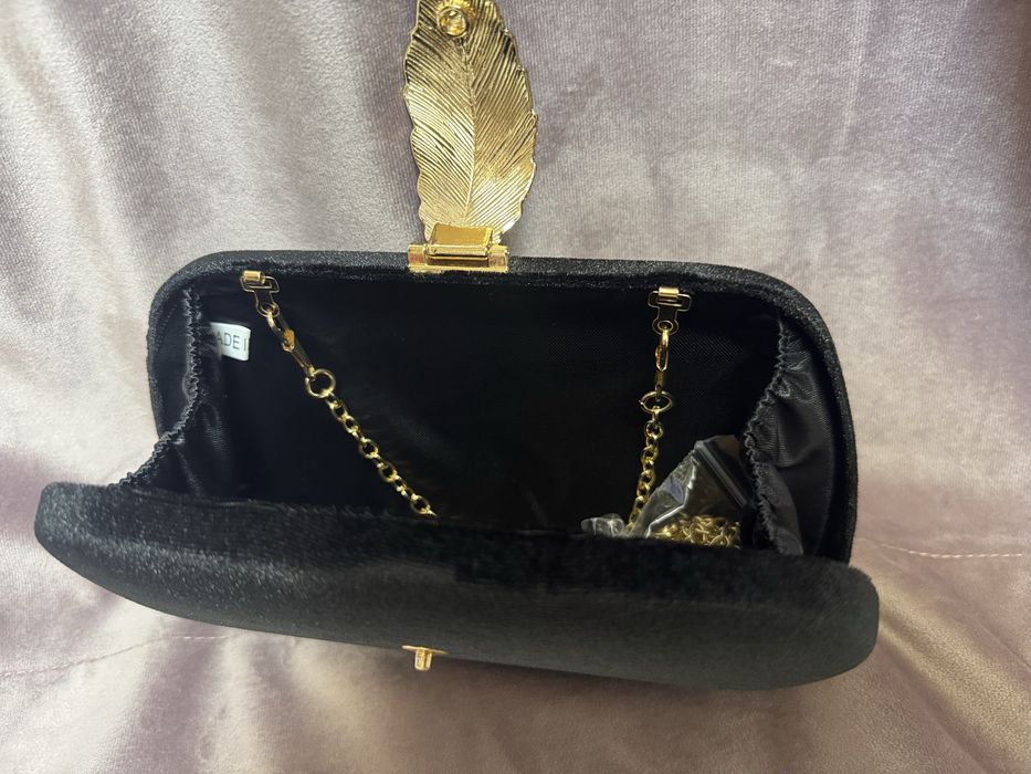 Clutch elegant din catifea cu inchidere decorativa aurie