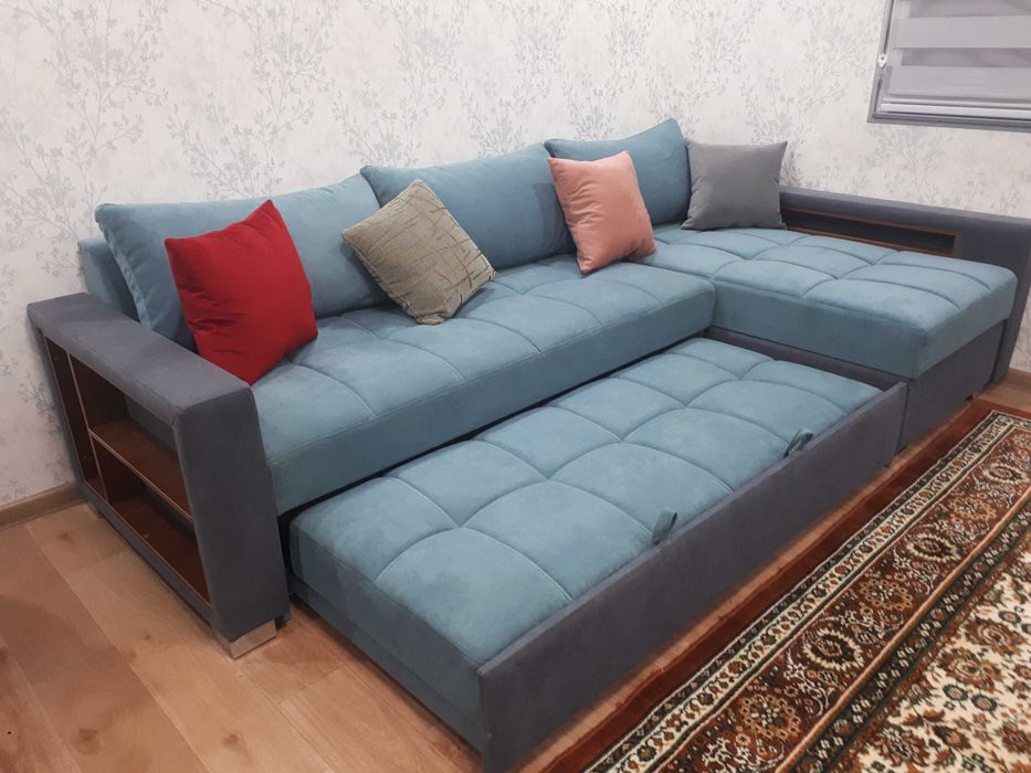 Угловой диван с дельфином