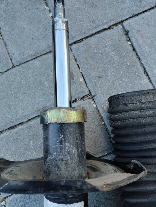 Преден ляв амортисьор за корола версо 2004-'07 год.