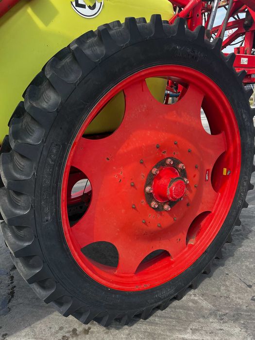 Masina de erbicidat RAU