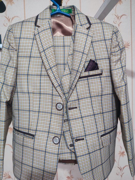 Продам брючной костюм тройка на мальчика