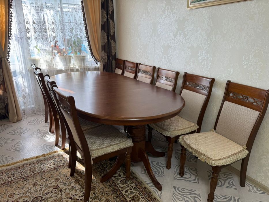 Стол и стулья деревянные
