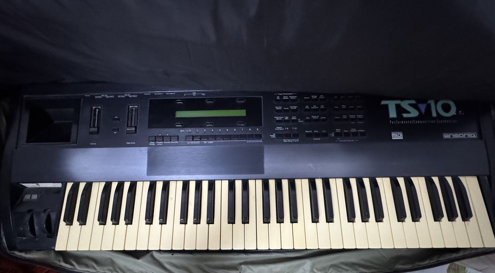 Продается TS 10 ensoniq