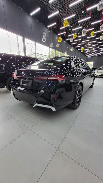 Bmw i5 40L 713 kmlik, M paket, dop opsiyasi bor. Oq va qora rangi bor