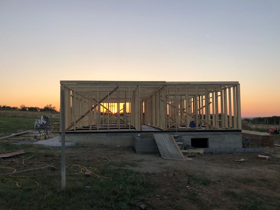 Execut case pe structura de lemn