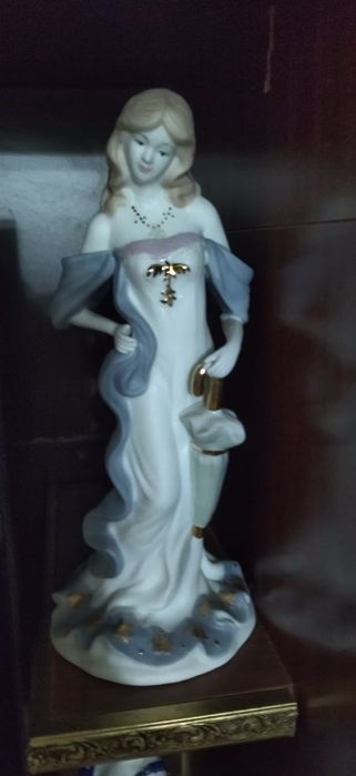 Статуэтки фарфоровые и др.