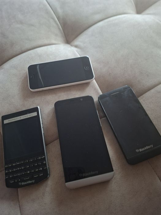 4 броя телефони Blackberry + Iphone