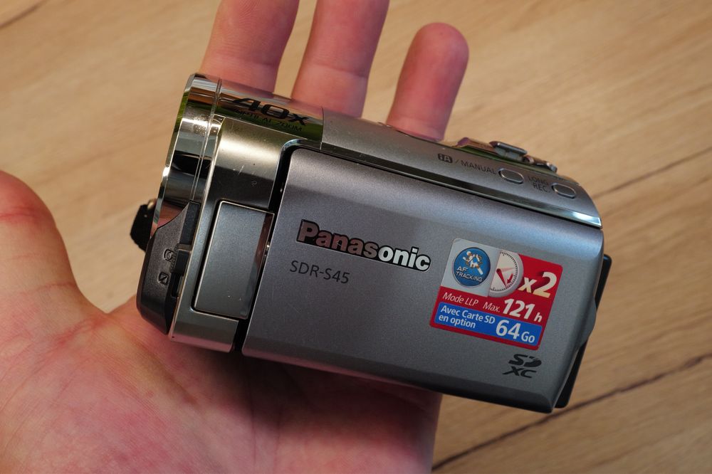 Camera Video Panasonic SDR-S45 cu senzor CCD memorie pe Sd card