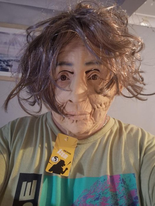 Măști  si costume pentru anul nou folosite la o petrecere de halloween