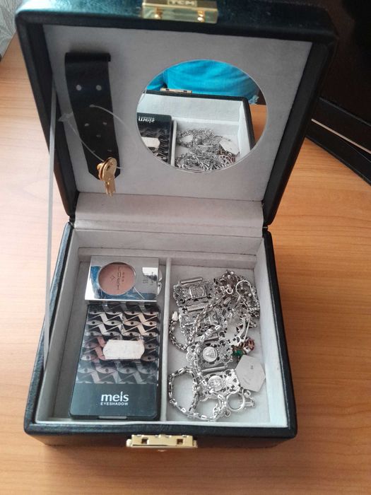 Cutie piele ecologică cu oglindă și închidere pe cheiță: 13,5x15x8cm