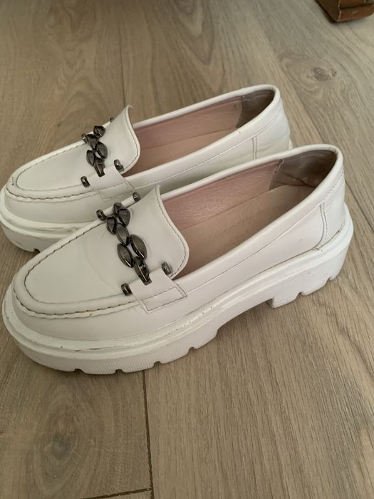 Лоферы белые