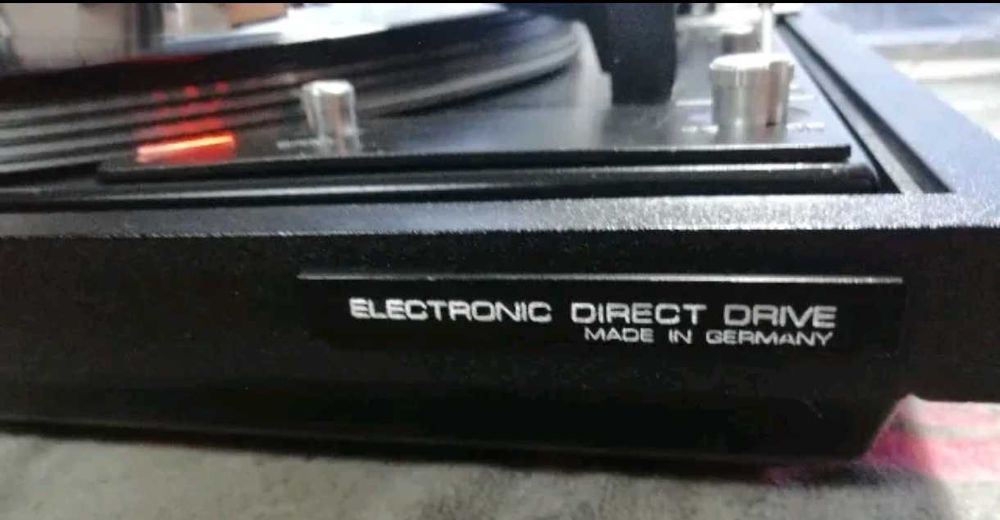 Стар модел грамофон Dual CS 704