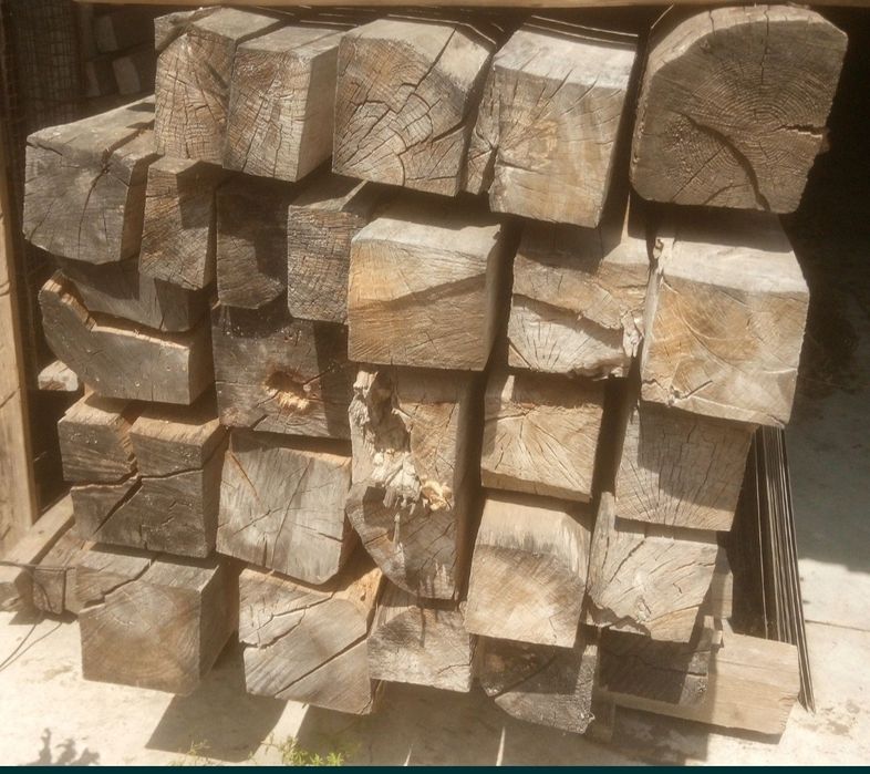 Piatră, cărămidă, grinzi, rigle, stâlpi/țăruși/uluci de gard, popi