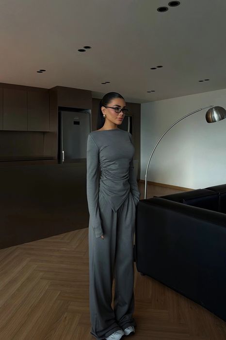 Дамски сив сет от две части – блуза с асиметричен дизайн и панталон