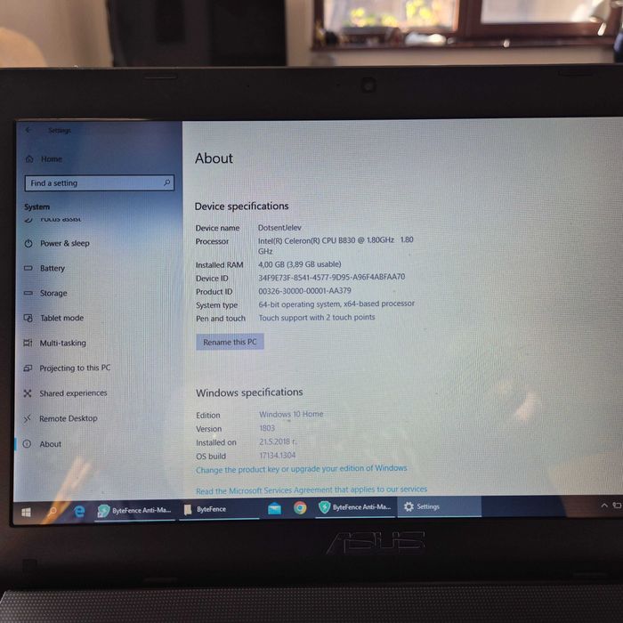 Лаптоп ASUS с 13" дисплей