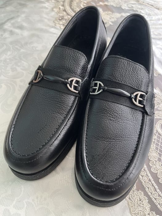 Erkaklar uchun yangi oyoq kiyim