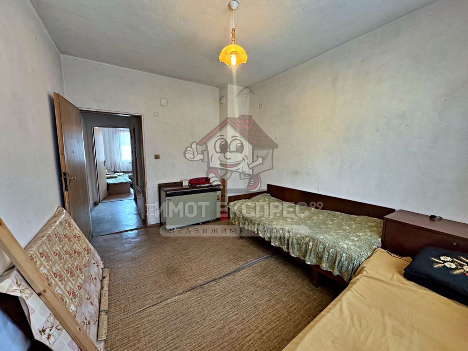 Етаж от къща, мансарден апартамент и гараж, Централна градска част