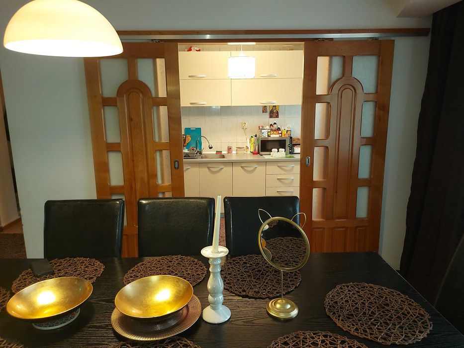 Vând apartament, 5 camere, zona parc Junior. Accept și schimb cu casă.