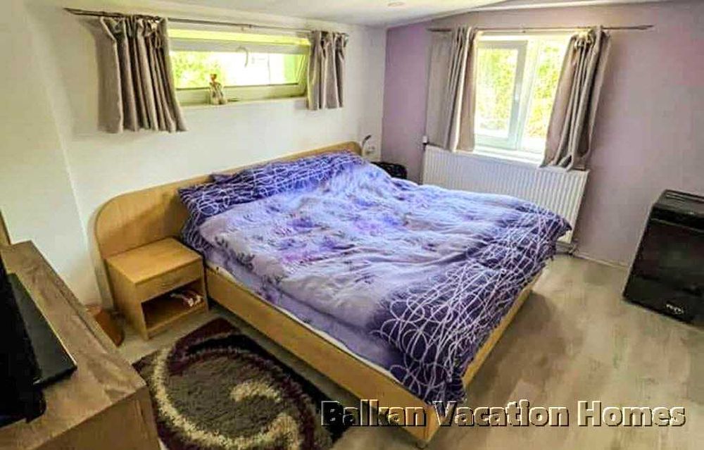 Триетажна къща с басейн и гледка море в Топола