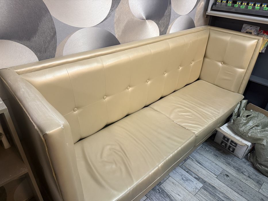 Продам диван и пуфик в хорошем состояние