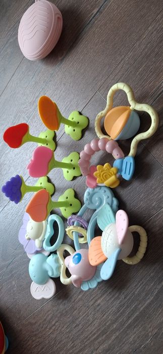 Лот играчки, кубче, уолкър и дрънкалки