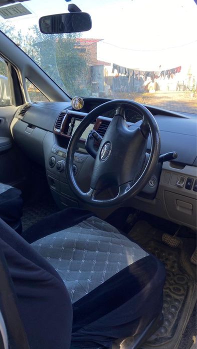 Toyota Noah 2004 года выпуска