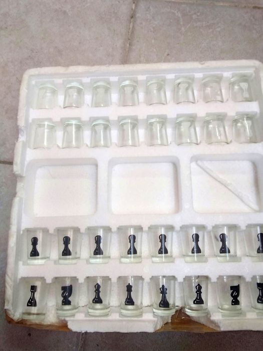 Шах от стъклени чашки