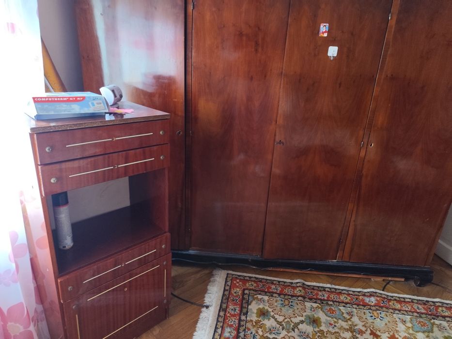 Vând mobila veche din lemn masiv
