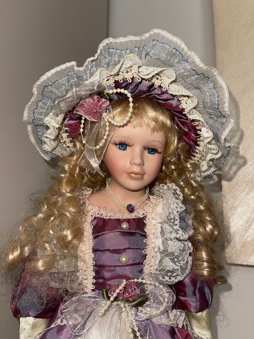 Порцеланова кукла със стойка