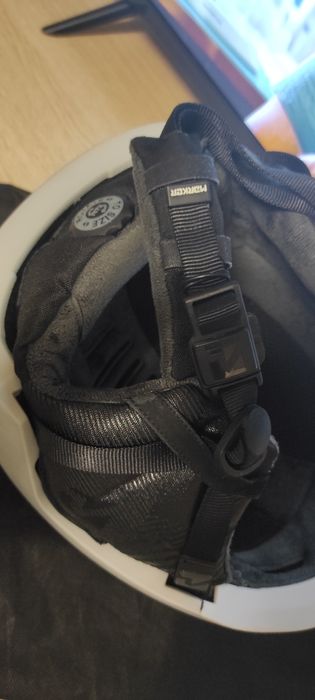 Ски каска marker