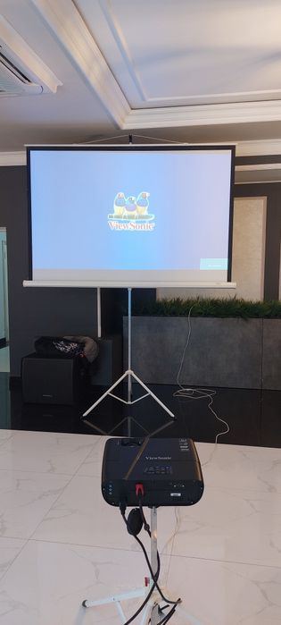 Аренда проектора. Проектор с экраном