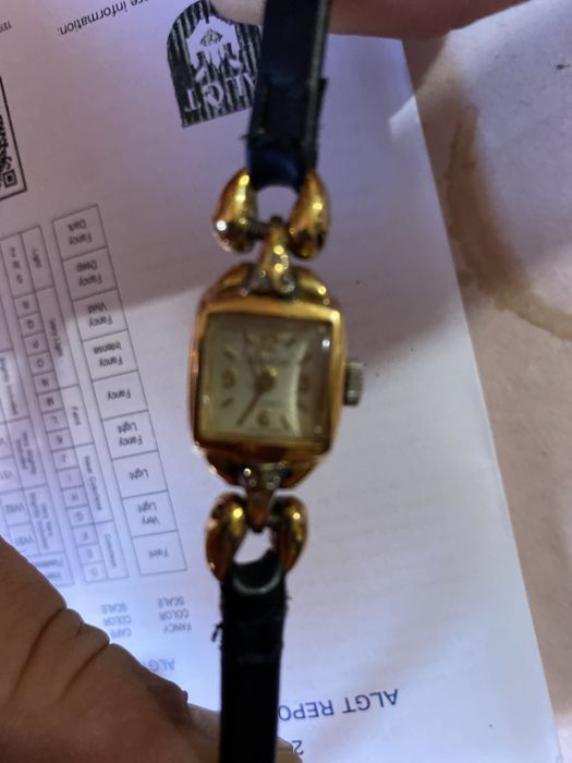 Швейцарски часовник с естествени диаманти 0.067CT